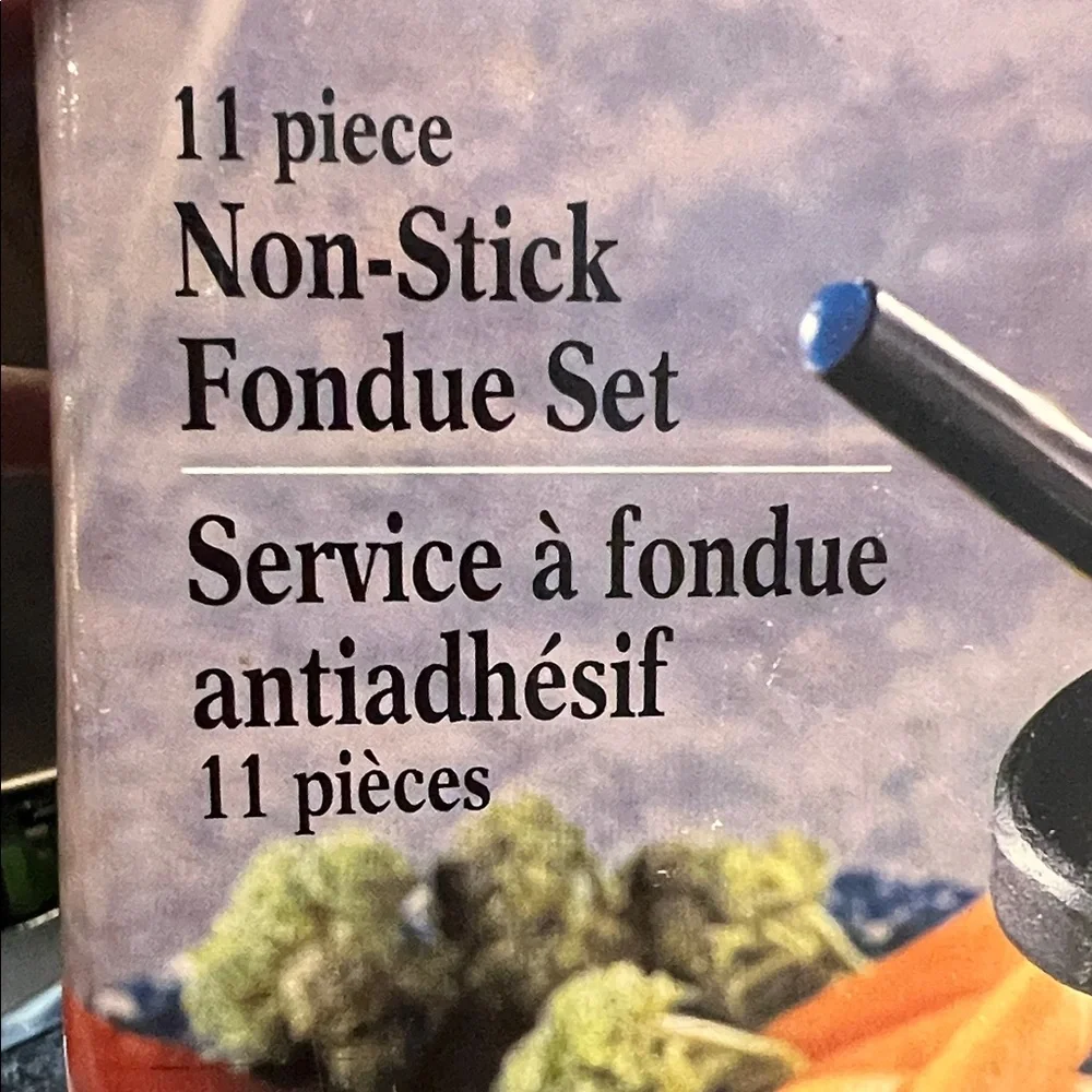 Trudeau White Fondue Set with Black Accents. 6 Forks. Non-Stick